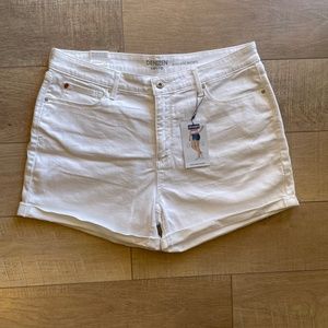.LEVI'S. High-Rise Shorts
